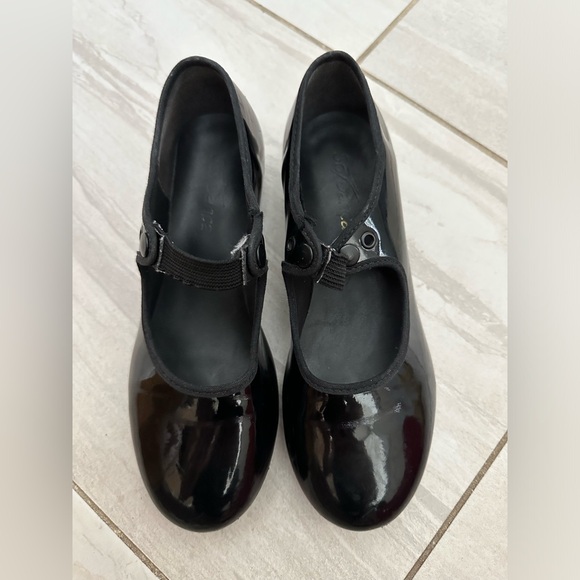 Size 4 Kids Tap Shoes - Picture 1 of 4